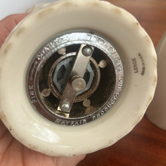 Vintage Lenox off white ceramic matching salt and pepper shakers - Picture 5 of 6